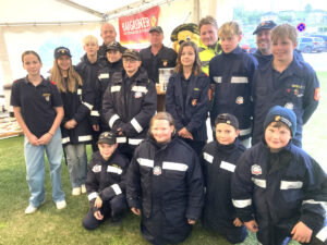 Mehr über den Artikel erfahren Feuerwehrjugend löscht brennenes Haus