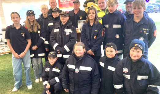 Feuerwehrjugend löscht brennenes Haus