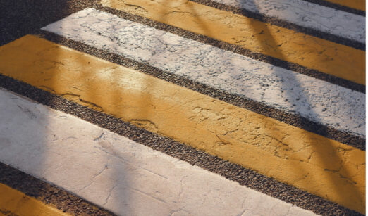 Polizist besucht Volksschulkinder