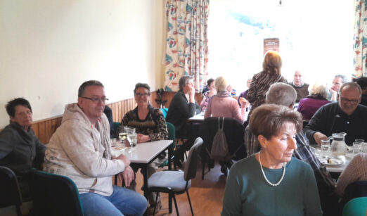 Gut gelaunte Gäste beim Pfarrkaffee in Prinzendorf